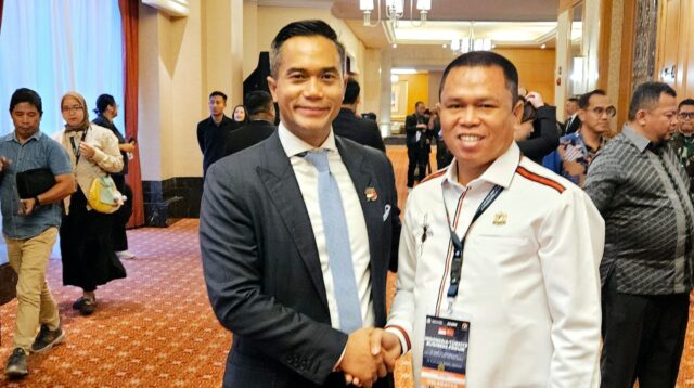 Ady Indra Pawennari (kanan) bersama Ketua Umum Kadin Indonesia, Anindya Novyan Bakrie (kiri).