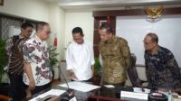 Pertemuan Menteri Transmigrasi M. Iftitah Sulaiman Suryanagara bersama Wali Kota Batam, Amsakar Achmad di Jakarta. ( Humas Kementrans)