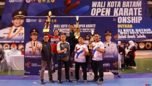 Sekum Forki Kota Batam, ketua panitia dan wakil bidang pembinaan prestasi Forki Batam bersama para pemenang juara tetap I, II & III