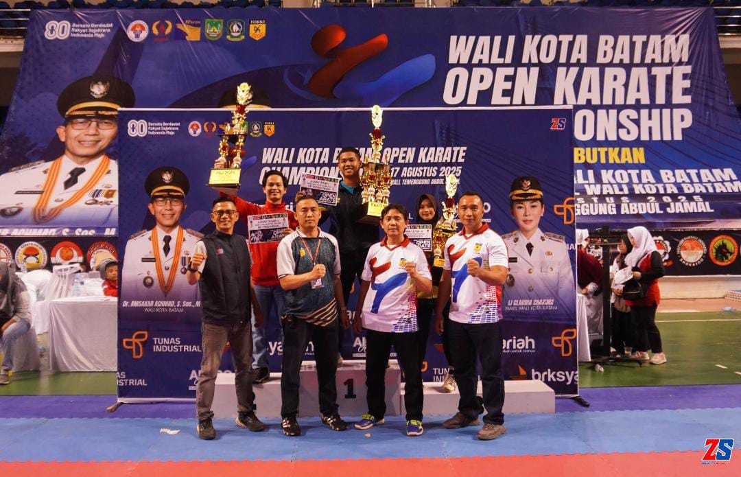 Sekum Forki Kota Batam, ketua panitia dan wakil bidang pembinaan prestasi Forki Batam bersama para pemenang juara tetap I, II & III