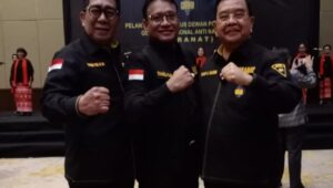 Ketua DPD Granat Kepri ( Syamsul Paloh ) bersama Ketua Umum DPP Granat ( Prof. Henry yosodiningrat ) dan Ketua Dewan Pembina DPP Granat ( Komjen Pol.  ( P ) Drs. Togar M Sianipar, M.Si.