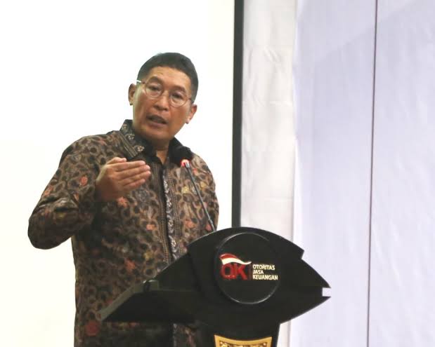 Anggota Dewan Komisioner OJK Inarno Djajadi
