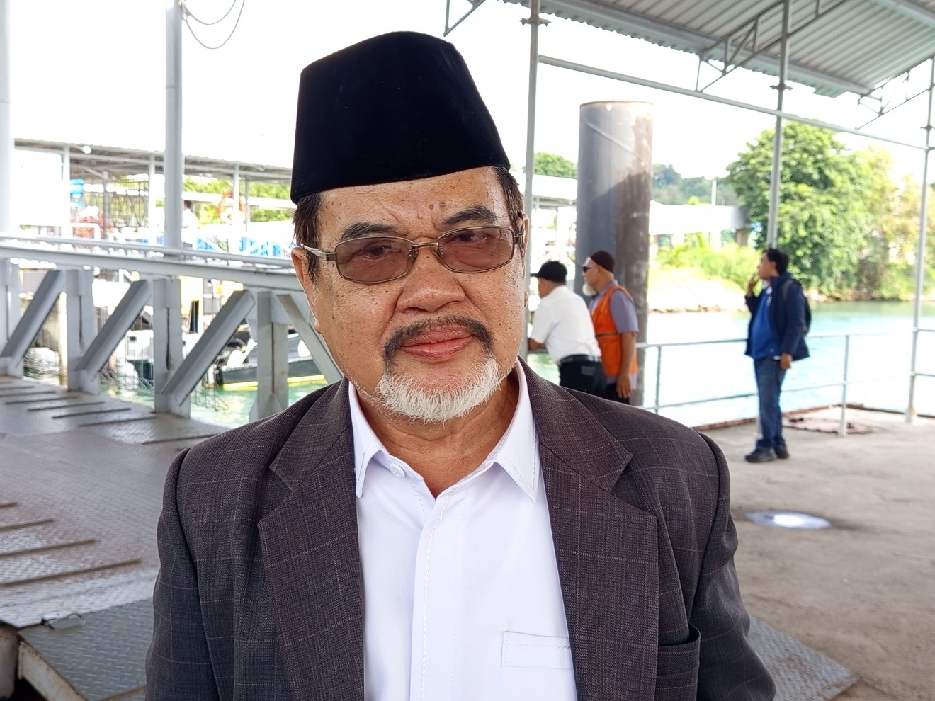 Ketua Badan Wakaf Perwakilan Provinsi Kepulauan Riau, Haji Azhar Hashim, Ketua Badan Wakaf Perwakilan Provinsi Kepulauan Riau, Haji Azhar Hashim,