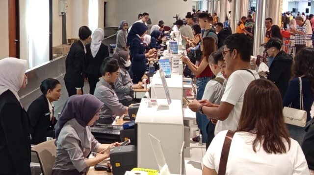 Suasana Penumpang di Bandara Internasional Hang Nadim Batam