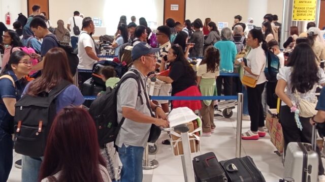 Suasana Penumpang di Bandara Internasional Hang Nadim Batam
