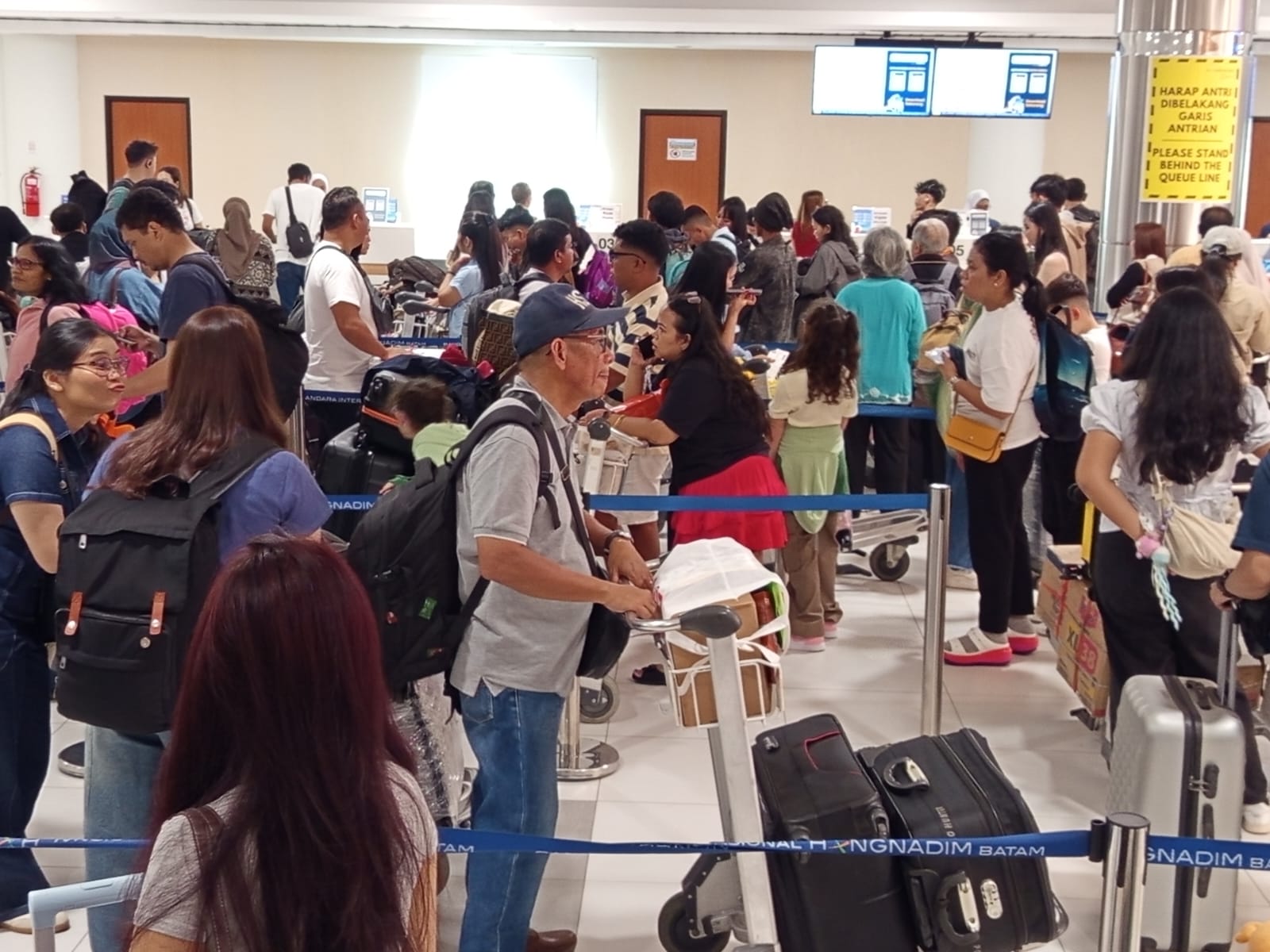 Suasana Penumpang di Bandara Internasional Hang Nadim Batam