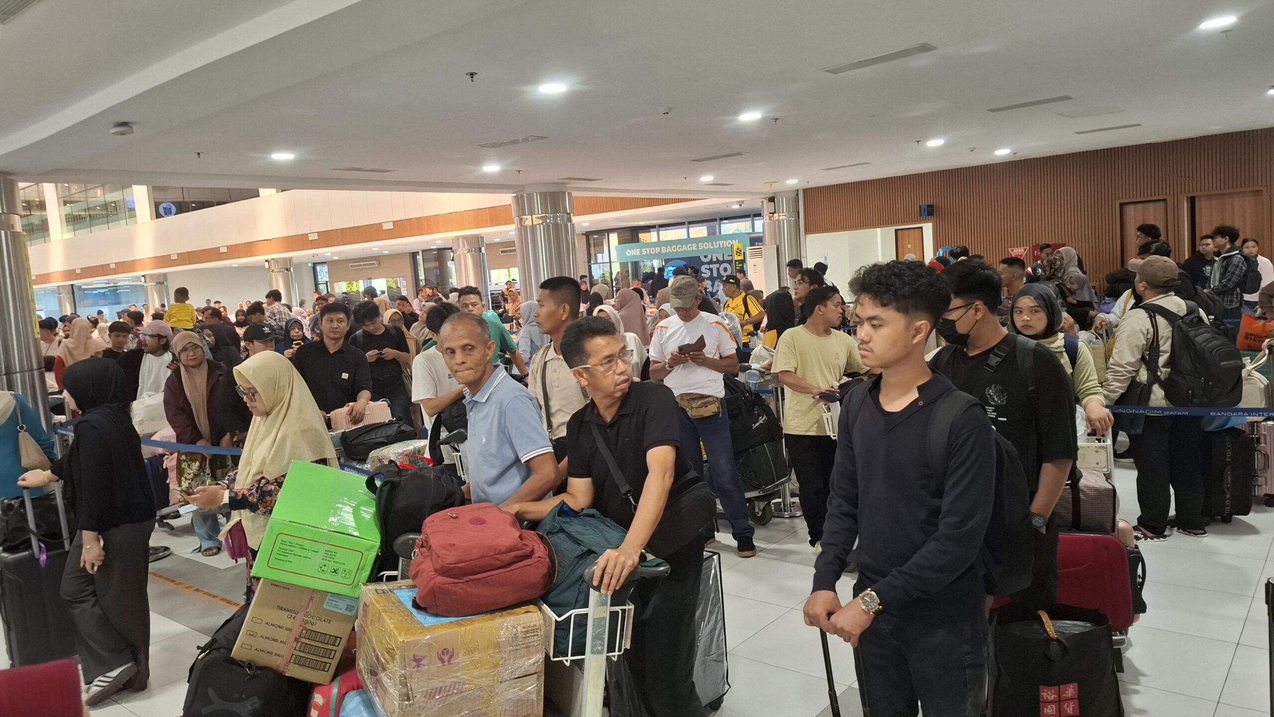 Suasana Arus Balik Lebaran di Bandara Hang Nadim Batam . Foto/Roma