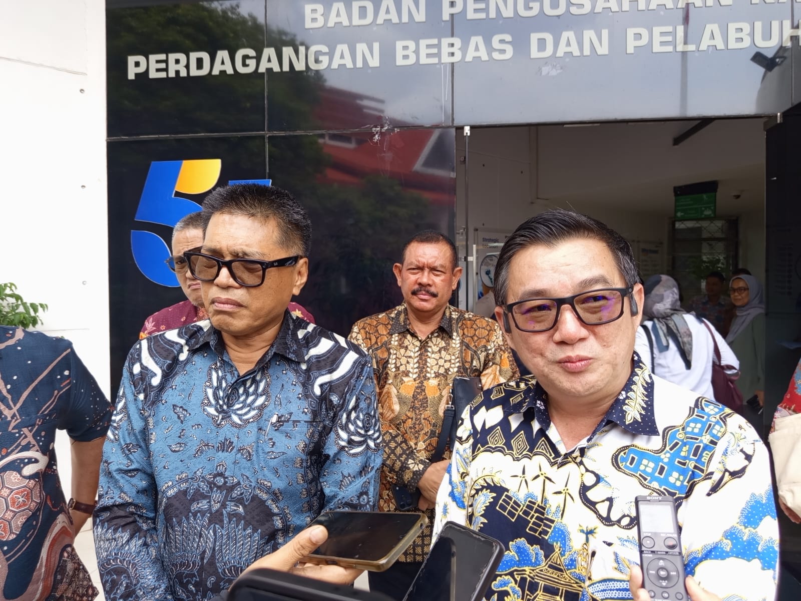 Direktur Utama PLN Batam, Kwin Fo (kanan) bersama CEO Panbil Group Johannes Kennedy